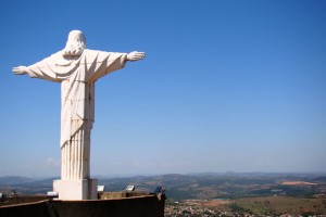 ITABIRITO pelo Caminho Religioso tem a estátua do Cristo Redentor